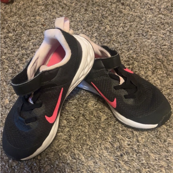 Toddler girls 12C Nike shoes - Picture 3 of 3